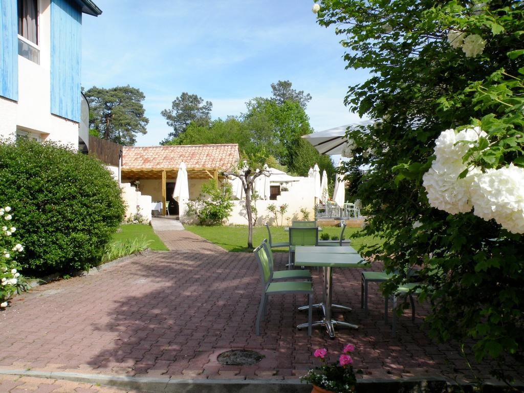 Logis Hotels - Le Pont Bernet - Hotel 2 Etoiles Et Restaurant Ле-Пьян-Медок Экстерьер фото