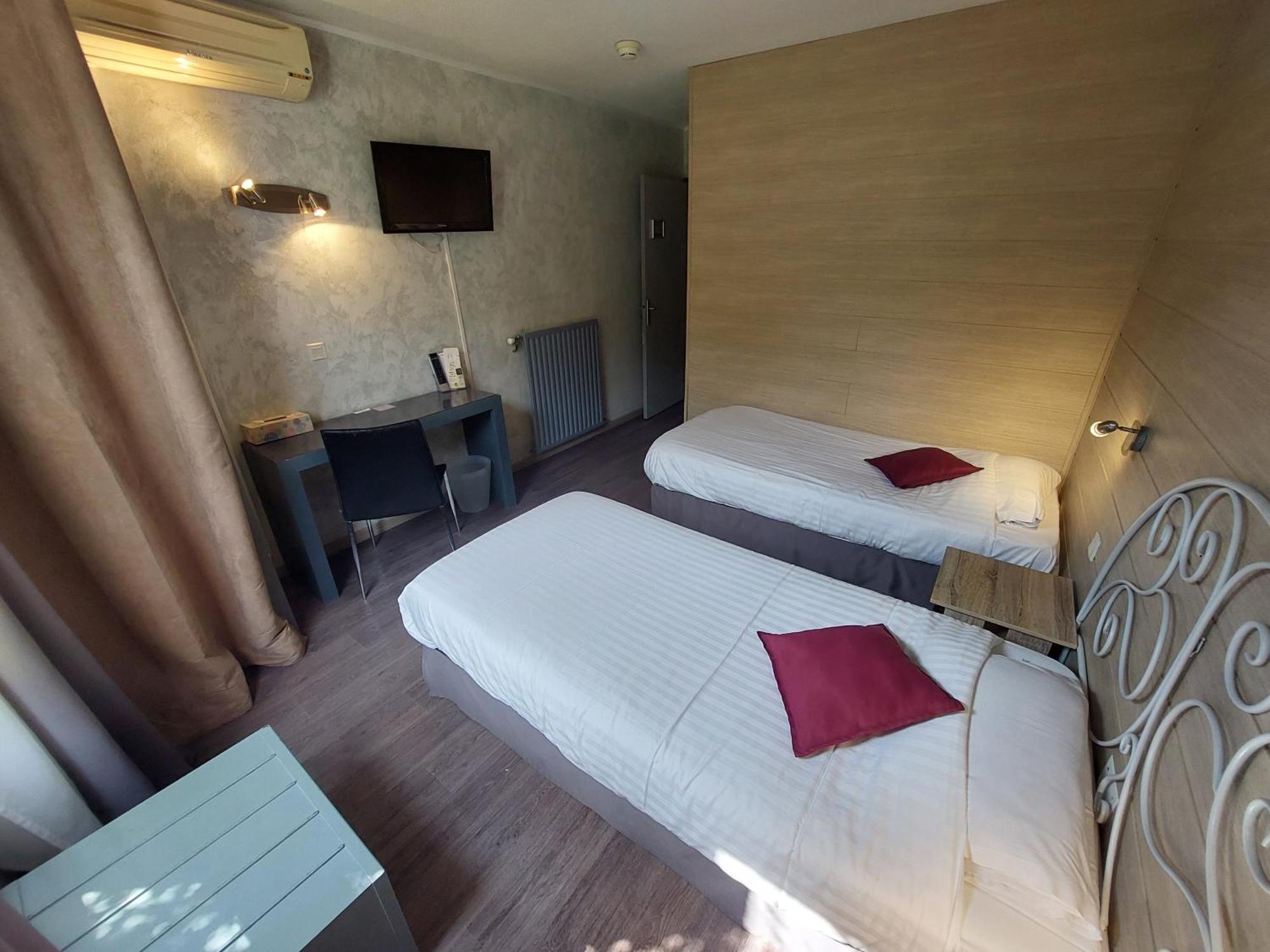 Logis Hotels - Le Pont Bernet - Hotel 2 Etoiles Et Restaurant Ле-Пьян-Медок Экстерьер фото
