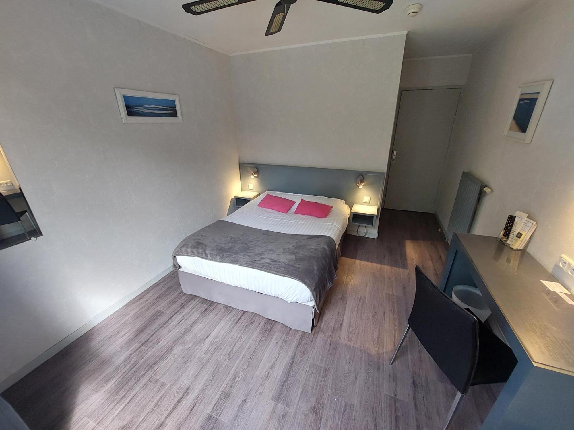 Logis Hotels - Le Pont Bernet - Hotel 2 Etoiles Et Restaurant Ле-Пьян-Медок Экстерьер фото