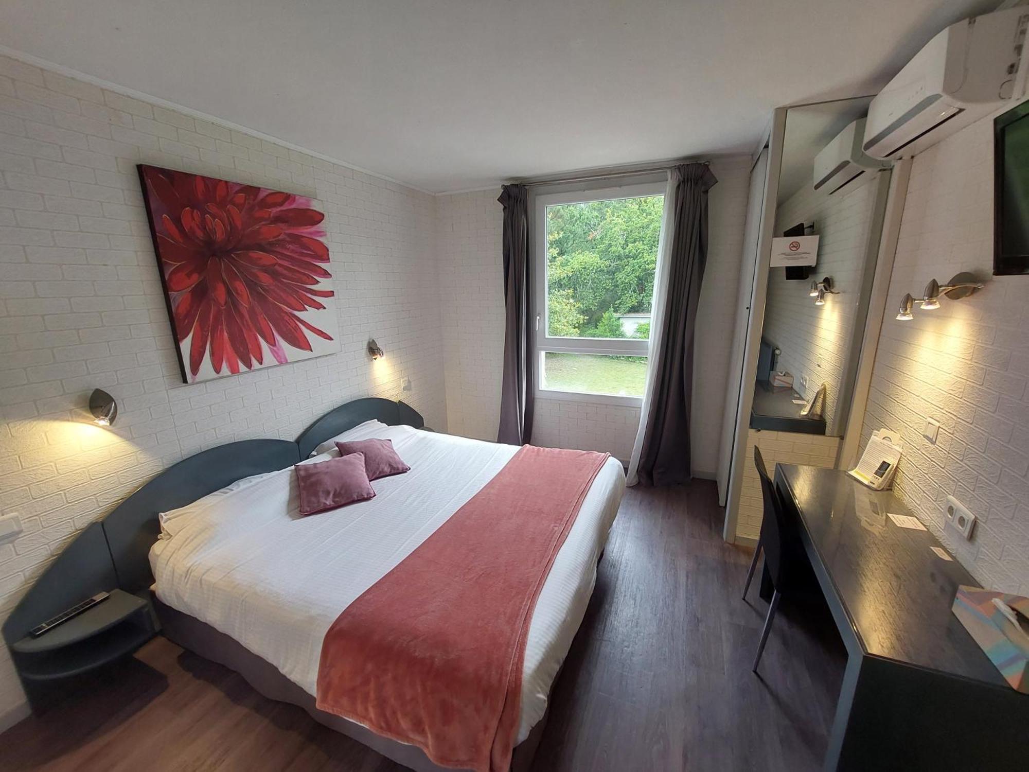 Logis Hotels - Le Pont Bernet - Hotel 2 Etoiles Et Restaurant Ле-Пьян-Медок Экстерьер фото