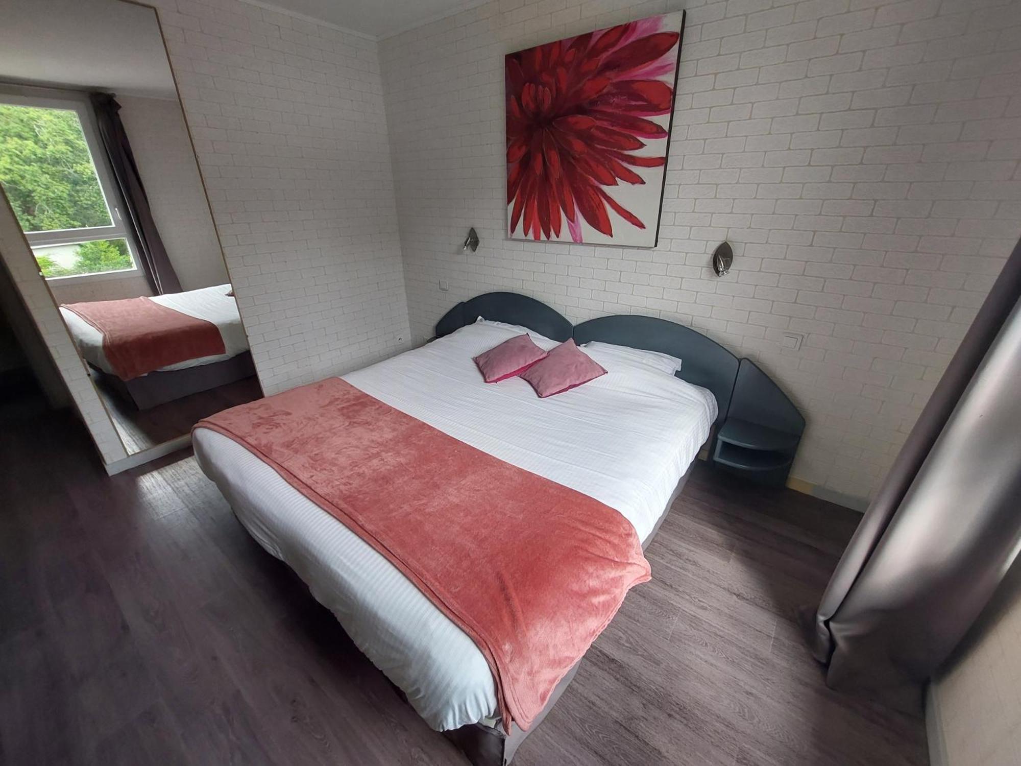Logis Hotels - Le Pont Bernet - Hotel 2 Etoiles Et Restaurant Ле-Пьян-Медок Экстерьер фото