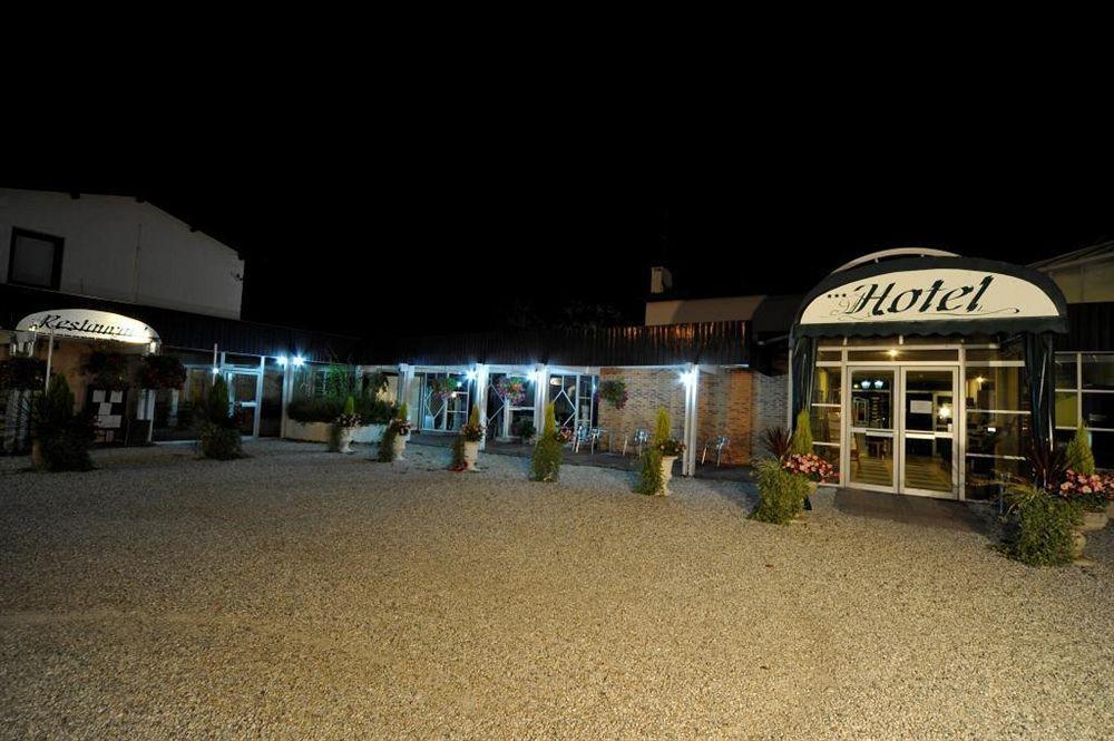Logis Hotels - Le Pont Bernet - Hotel 2 Etoiles Et Restaurant Ле-Пьян-Медок Экстерьер фото